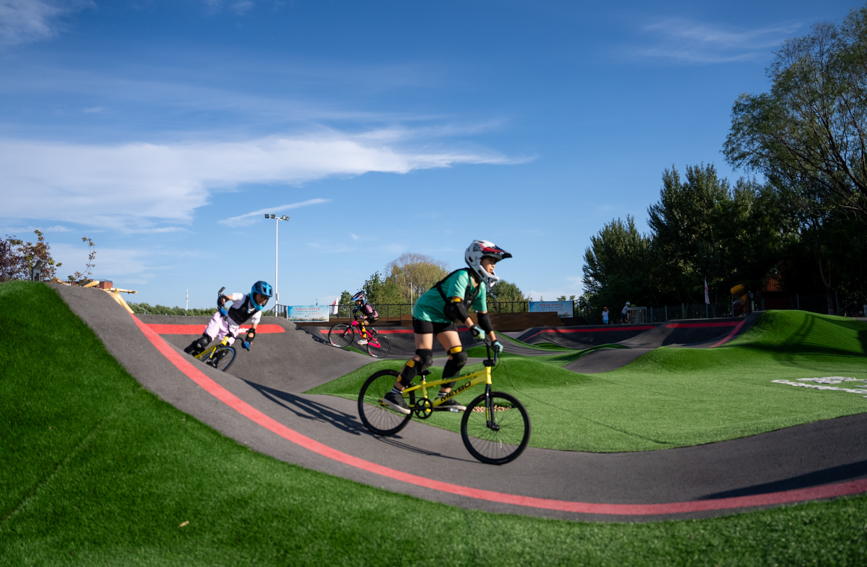 遼寧沈陽：“小孩兒哥”和“小孩兒姐”在泵道追風